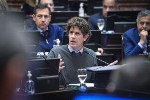 Martin-Lousteau-recinto-1-de-septiembre-e1709574894633