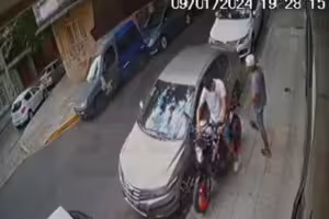 el-robo-duro-solo-25-segundos-y-ocurrio-a-plena-Y4TCPWYQBBGAZJZRO2UD45BLUU