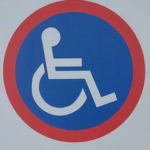 Nuevas sanciones en CABA por falsificar carteles de estacionamiento para personas con discapacidad