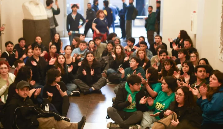 Screenshot 2026-10-13 at 16-03-57 Estudiantes ingresaron al Palacio Pizzurno para reclamar por la Ley de Financiamiento Universitario La Opinión Austral